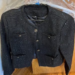 Stunning blazer . Hits right at the waist. L / 8/10